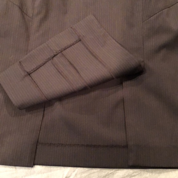 Excellent pre loved- Jones New York suit size 10 charcoal black w pinstripe - Picture 8 of 9
